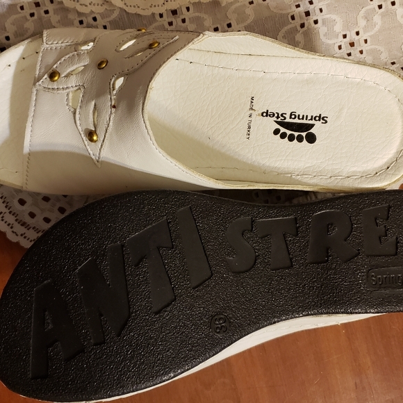 New Spring Step White Sandals - Picture 10 of 12